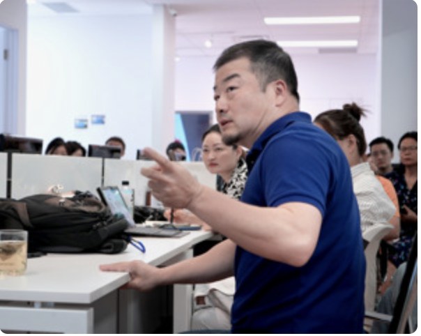 孙阳验房师在讲座现场讲解房屋检查知识